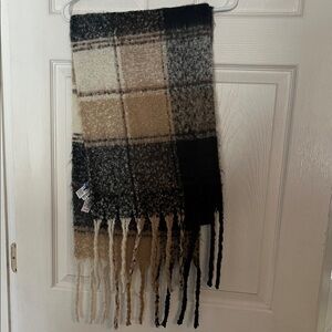 Old Navy Plaid Fringe Scarf NWT
